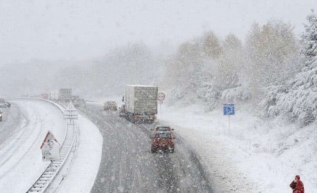 美国宾州遭雪飑侵袭 超50车追尾致20余伤亡