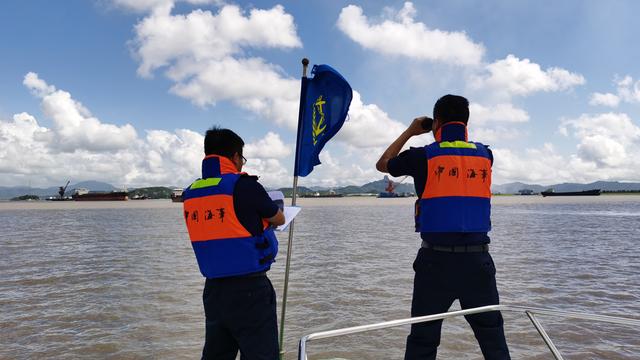 浙江宁波沿海拉响Ⅱ级防台警报 奉化一村庄山涧溪流暴涨全村转移