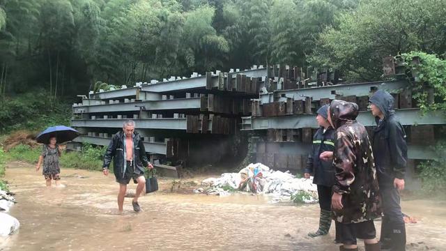 浙江宁波沿海拉响Ⅱ级防台警报 奉化一村庄山涧溪流暴涨全村转移