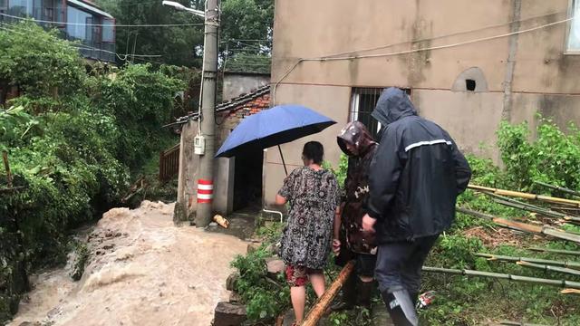 浙江宁波沿海拉响Ⅱ级防台警报 奉化一村庄山涧溪流暴涨全村转移