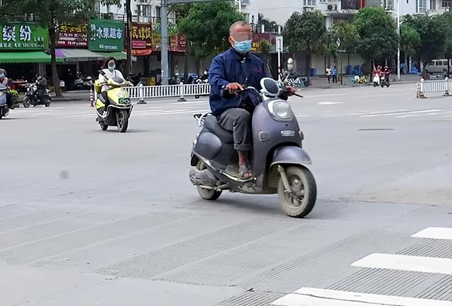 写给电动自行车驾驶人的一封信！四个陋习能否改正？