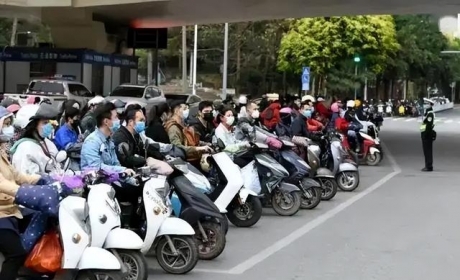 骑电动车上路要注意，多地明确这4项行为违规，一旦违反面临处罚