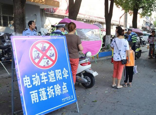 骑电动车上路要注意，多地明确这4项行为违规，一旦违反面临处罚