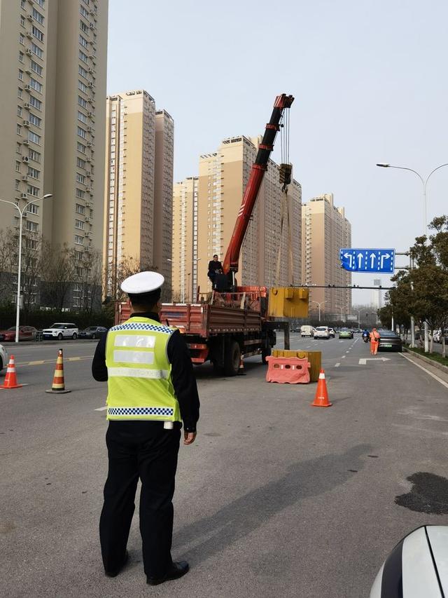 「五个一百」西安交警雁塔大队三爻中队立即落实“请走”挡住市民安全出行2.5吨铁疙瘩