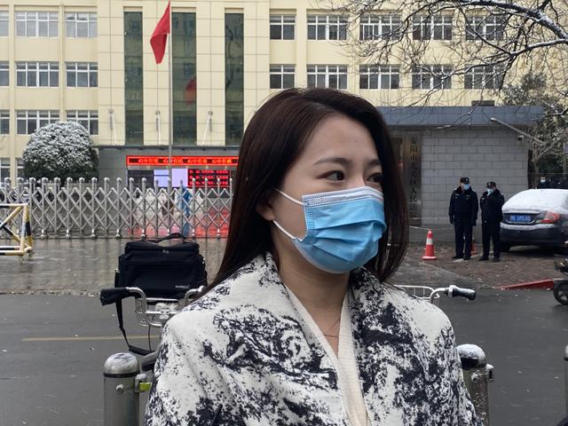 河南女车主车顶维权案6小时庭审，特斯拉辩称行车数据和名誉权无关拒回答，被告女副总裁未出庭