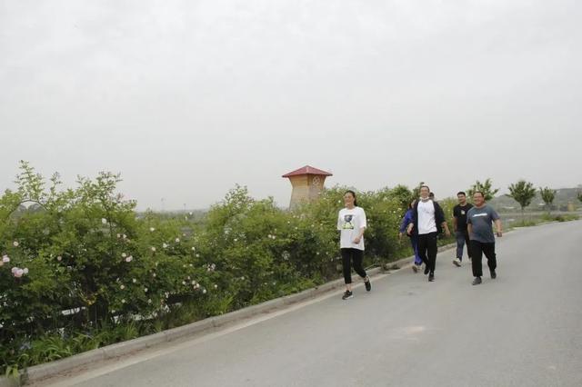 四月梧桐芳菲尽 五月槐花飘香来——西安阎良法院“五一健步走.畅游石川河”