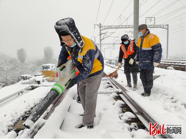 衡工务段积极应对降雪天气 确保铁路运输安全畅通