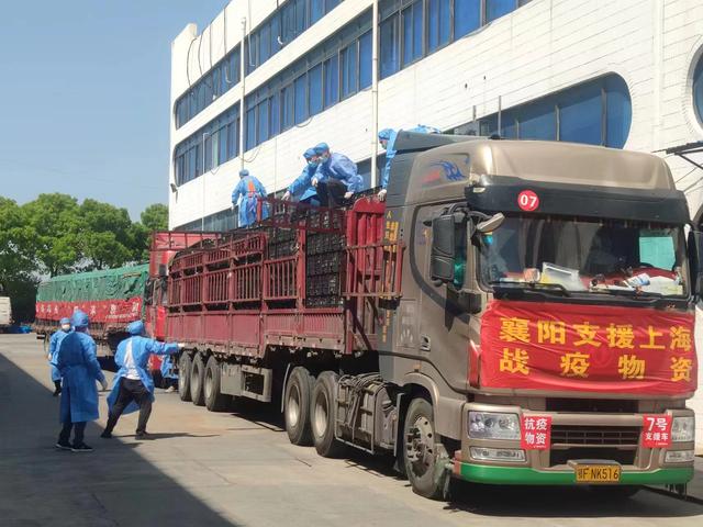 开往上海的货车，跨过山和大海