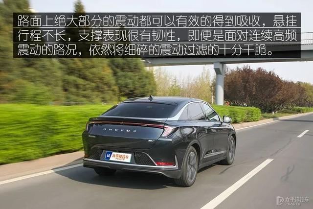 官方续航708km，还搭鸿蒙系统！极狐阿尔法S有实力挑战Model Y吗？