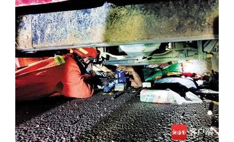 海南环岛高速路上一货车停车维修遭追尾，司机修车遭碾压……