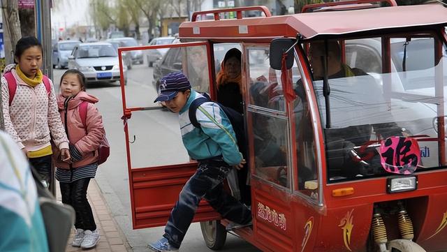 这2款带冷暖空调的电动三轮车，夏天骑行更舒适，价格不贵还好看