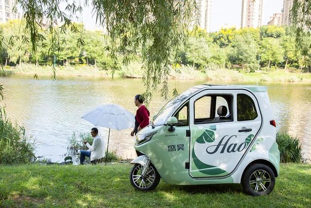 这2款带冷暖空调的电动三轮车，夏天骑行更舒适，价格不贵还好看