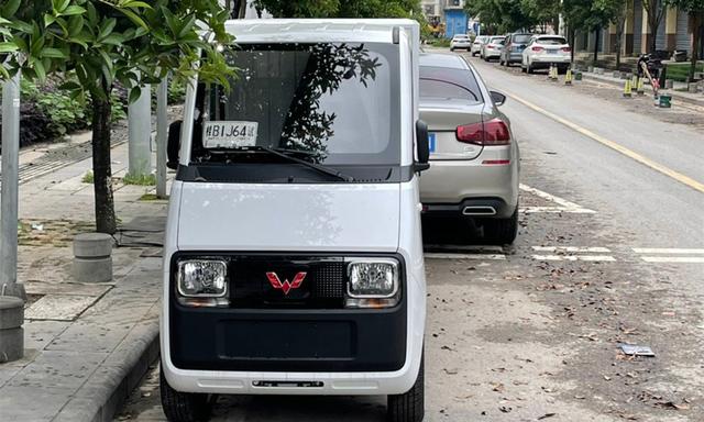 快递小哥电三轮升级成汽车，五菱E10曝光，挡风遮雨还有空调