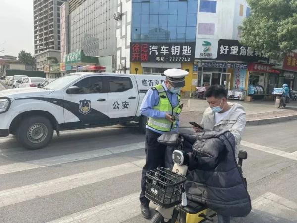 骑乘电动自行车，不戴头盔到底多危险？