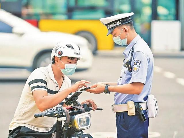 骑行有门槛，电动车、三轮车、老年代步车上路要驾照，还有这3点