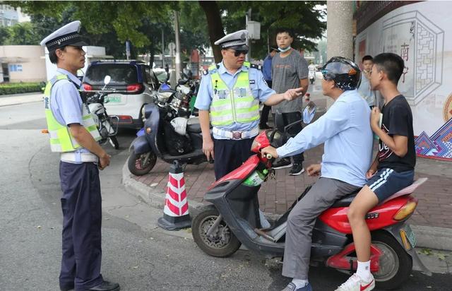 3款“接娃电动车”来了，三轮设计，能载3人，适合老年人用来接娃