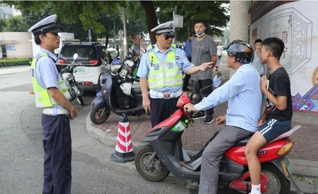 3款“接娃电动车”来了，三轮设计，能载3人，适合老年人用来接娃