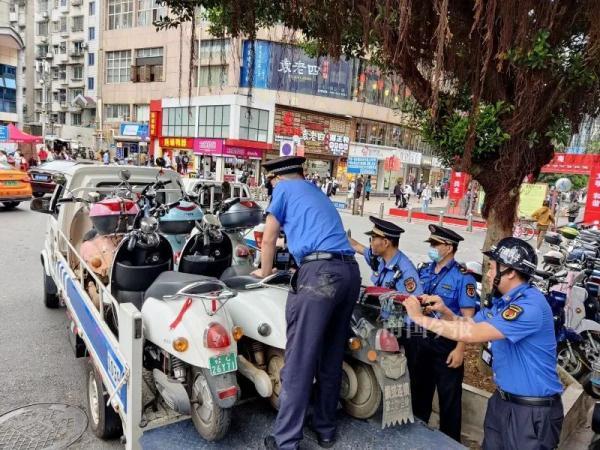 紧急提醒！柳州市中心多辆电动车被拖走，千万别再这样停了