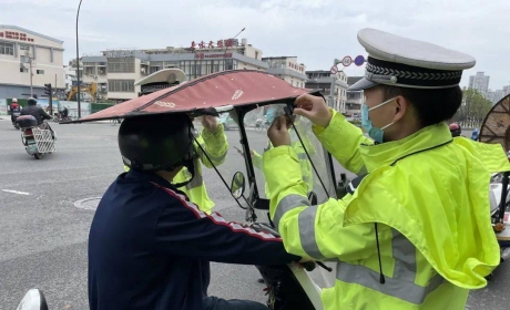 文明出行｜电动自行车装雨棚，拆！