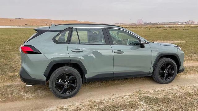 沙漠试驾丰田RAV4荣放混动版，二十多万买它值得吗？