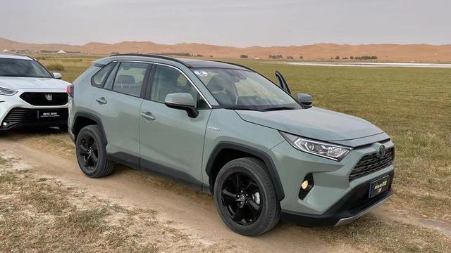 沙漠试驾丰田RAV4荣放混动版，二十多万买它值得吗？