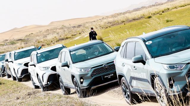 沙漠试驾丰田RAV4荣放混动版，二十多万买它值得吗？