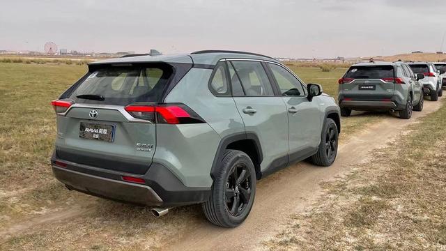 沙漠试驾丰田RAV4荣放混动版，二十多万买它值得吗？