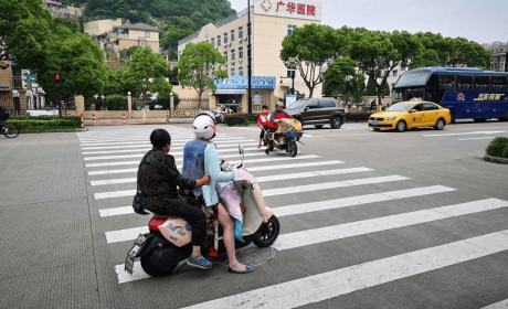 头盔刚戴好，电动车载人规定又在多地实施？别忽视，已有多 ... ...