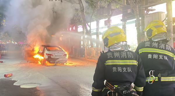 贵阳市中心，一辆电动车起火猛烈燃烧，还不停发出爆炸声……