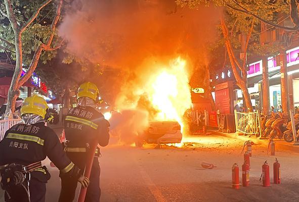 贵阳市中心，一辆电动车起火猛烈燃烧，还不停发出爆炸声……