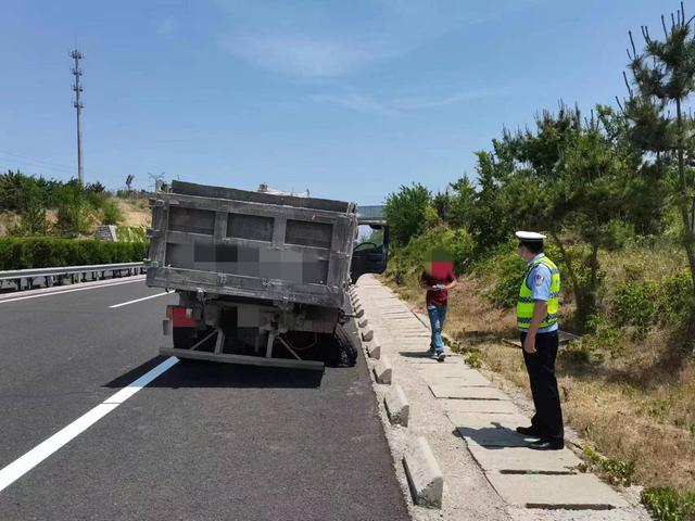 货车高速爆胎 交警及时救援