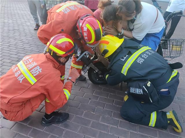 电动自行车“咬”住女孩脚 消防三分钟解救