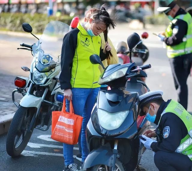 电动车迎来2项新规，推行“一车一码”，签承诺书上路，不需驾照