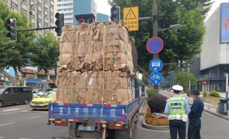 为了少跑几趟，货车超高拉货险刮信号灯