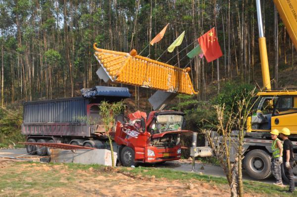 超高！广西一货车撞塌门楼，车上两人不幸身亡…………