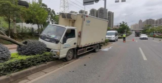 警示：货车“带病”上路，结果······