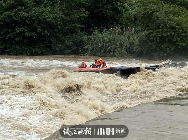 诸暨一货车司机被困湍流，站在车顶等待救援！消防操作无人机抛投救生衣