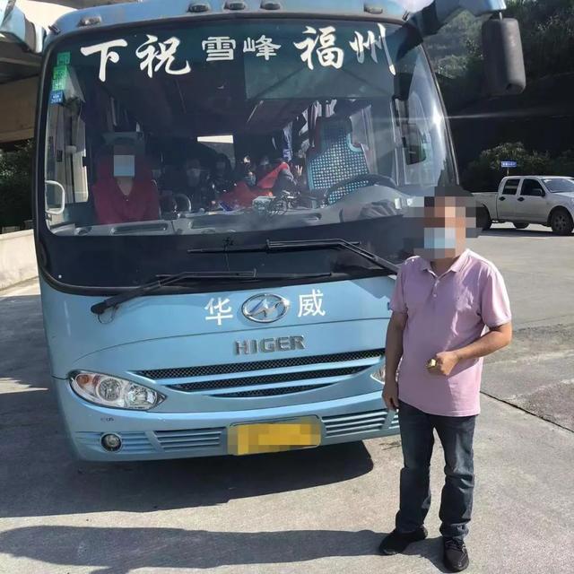 高速公路客车超员，货车车厢载人，生命难以承受之重……