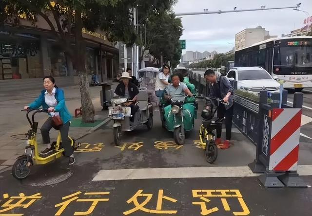 电动车全面整治来了，骑行时4类违规行为不能有，当心罚款又扣车