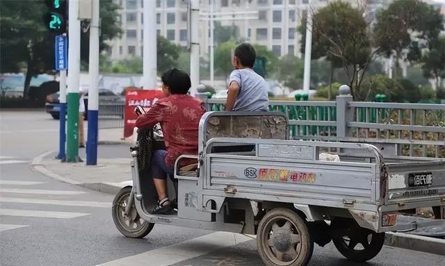 电动车全面整治来了，骑行时4类违规行为不能有，当心罚款又扣车