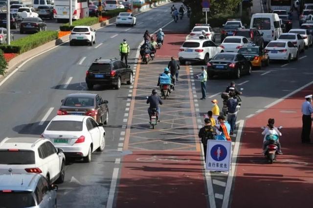 才知道，电动车、三轮车、老年代步车，走机动车道还是非机动车道