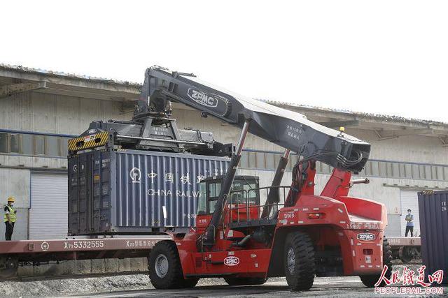 和若铁路开出首趟货运列车