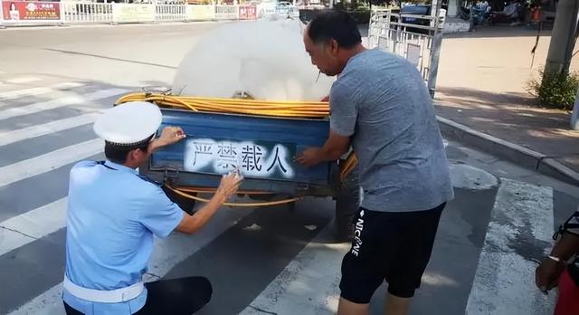 三轮车路权逐步放开，多地登记备案可上路，老年人用车2个注意点