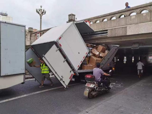 成都一货车误入限高1.8米辅道隧道被“卡”，现已拖离