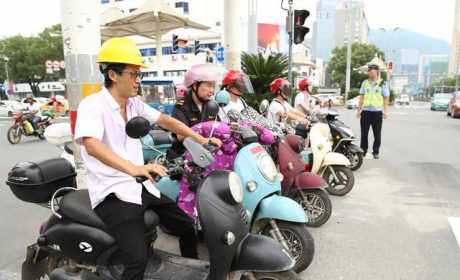 电动车、三轮车、摩托车上路，除戴头盔外，还要知道这“五禁”