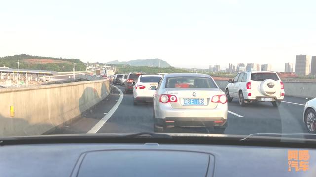 远离大货车，到底离多远才安全？老司机三条经验之谈，你一定受用