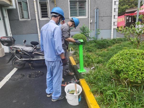 飞线充电难治理？金山区市民建议“先把充电桩装到楼道口”