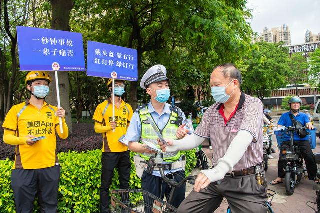 电动车上路不戴头盔怎么处罚？车主：这一次大力支持