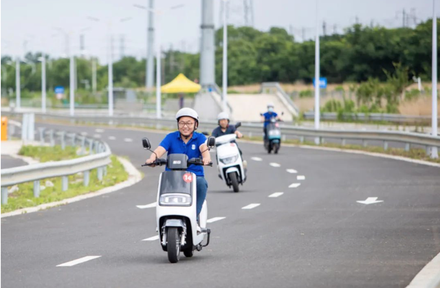 2款高速电摩来了，速度可达60km/h，配汽车级锂电池，操控性好