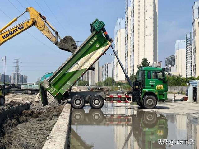 江苏苏州：高新交警严查货车超载，别让祸从“货”起！